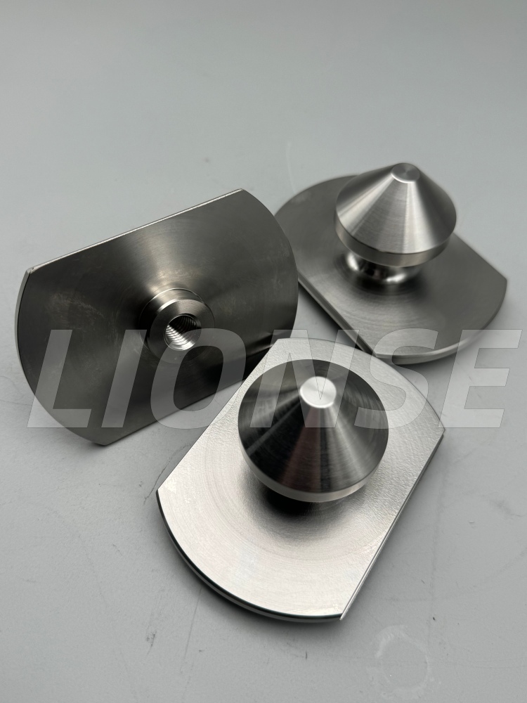 Lionse har nyprodusert ikke-standard Conical Surface Locating Pull Stud, som muliggjør CNC presisjonsproduksjon for å oppnå høyere effektivitet og bedre kvalitet.