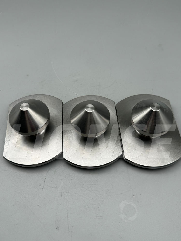 Konisk overflatelokaliserende trekkbolt