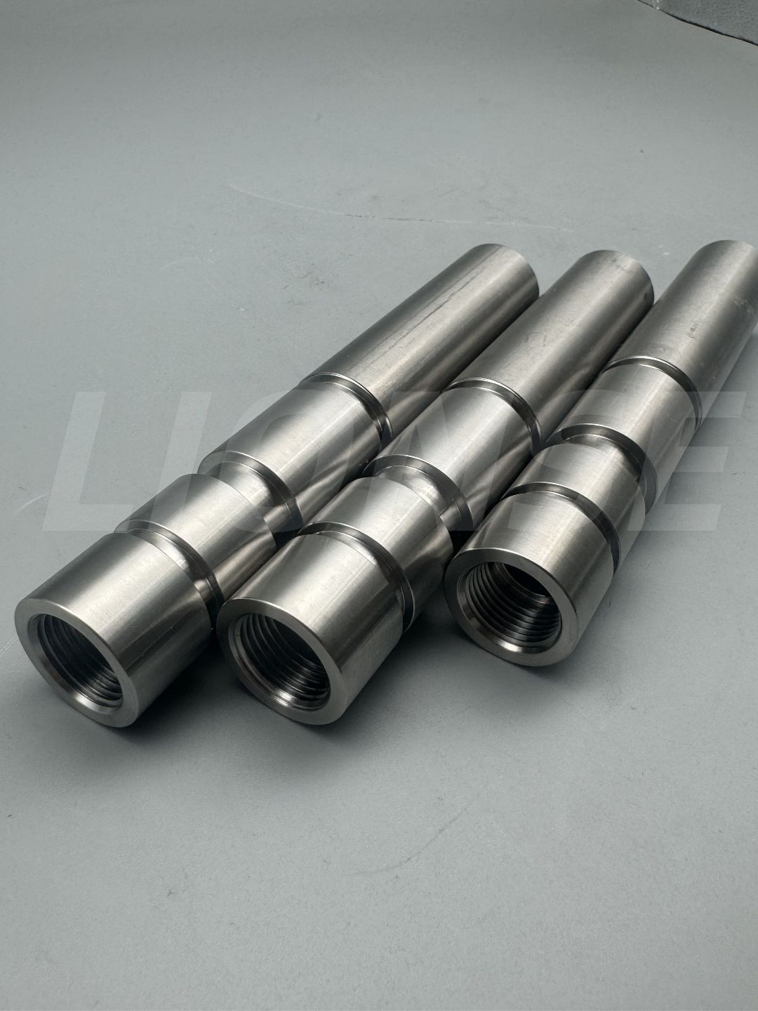 Titanium Grade 5 aksel med NC-dreiing